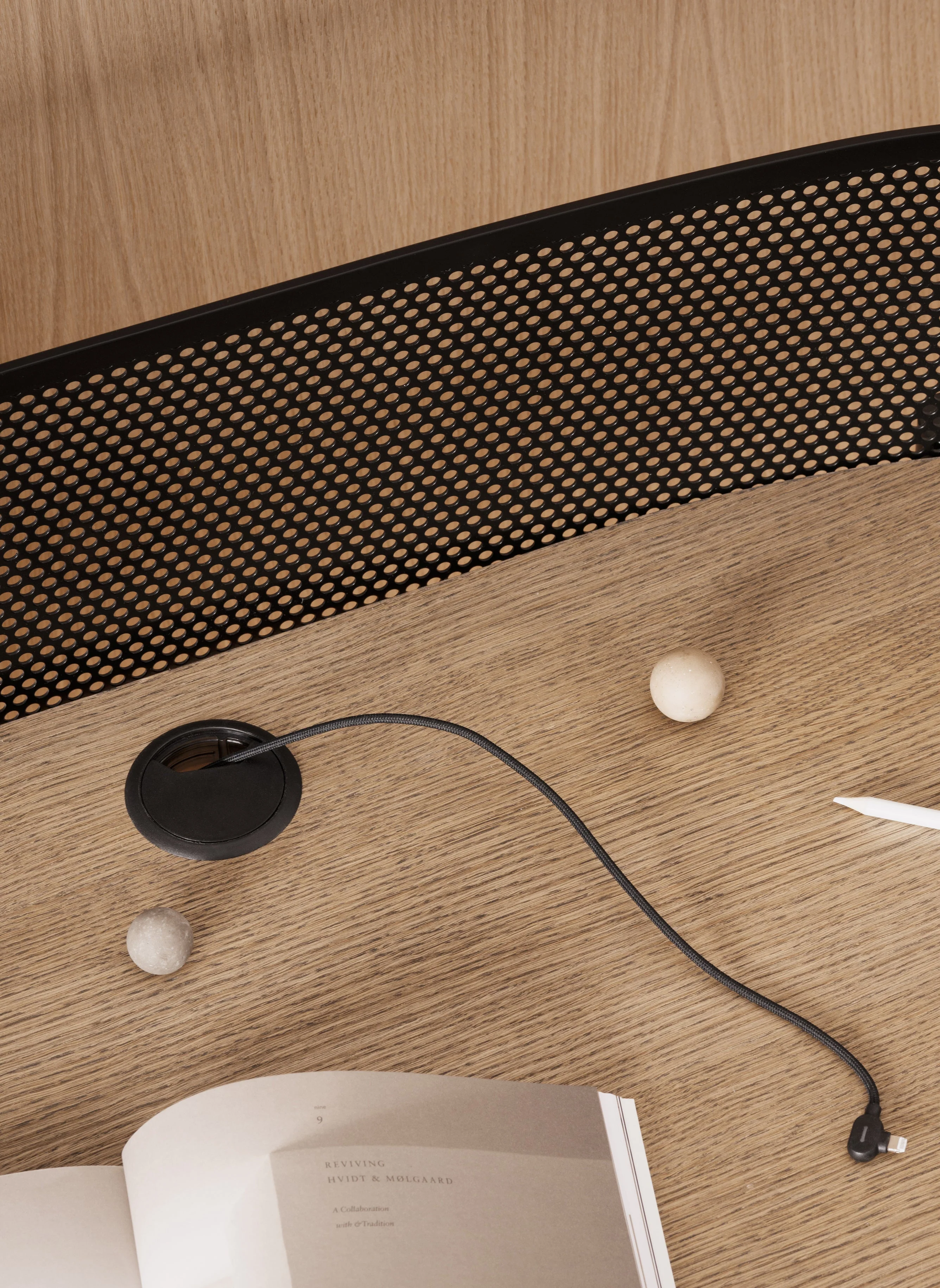 Shelter work desk - Image 11