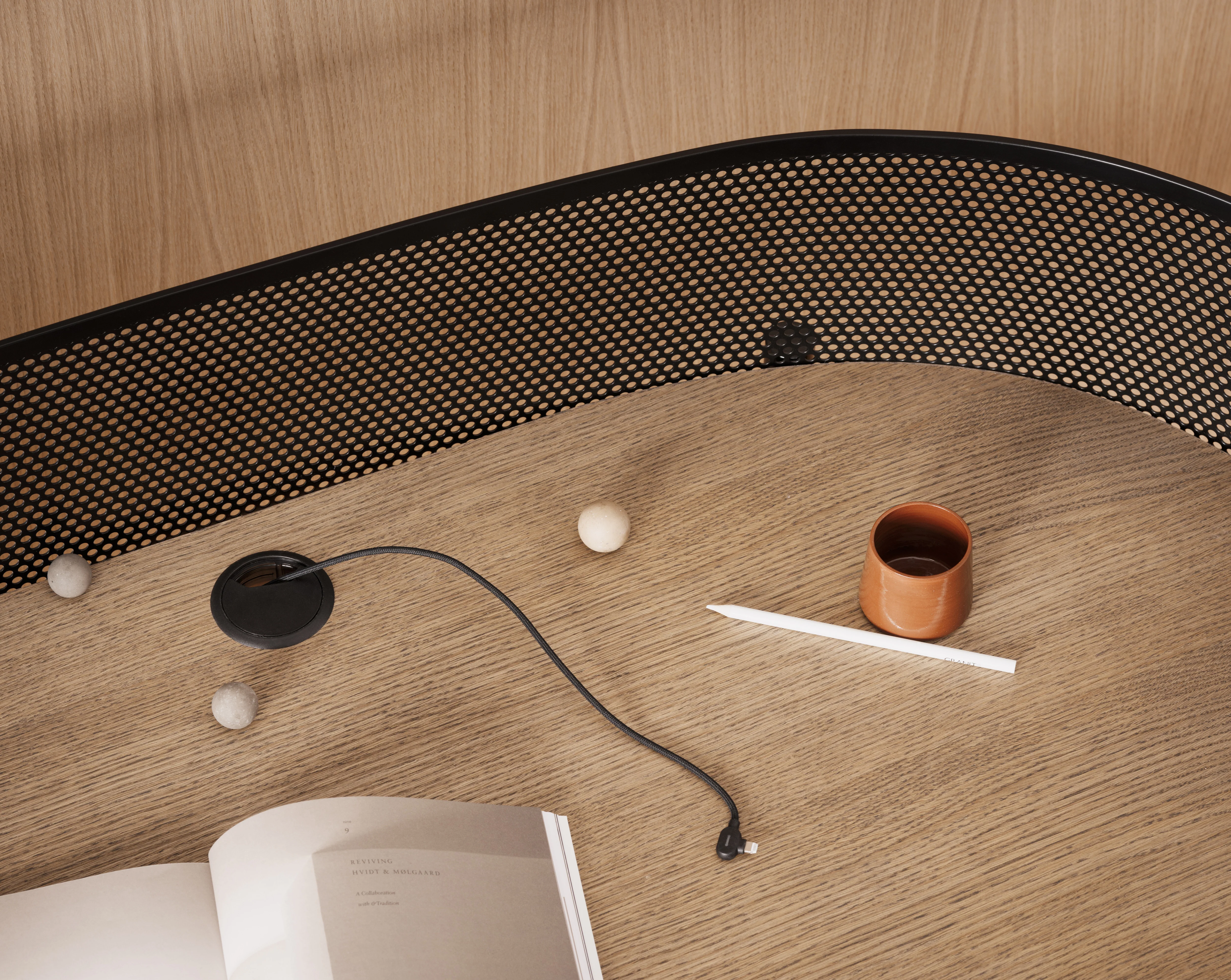 Shelter work desk - Image 14