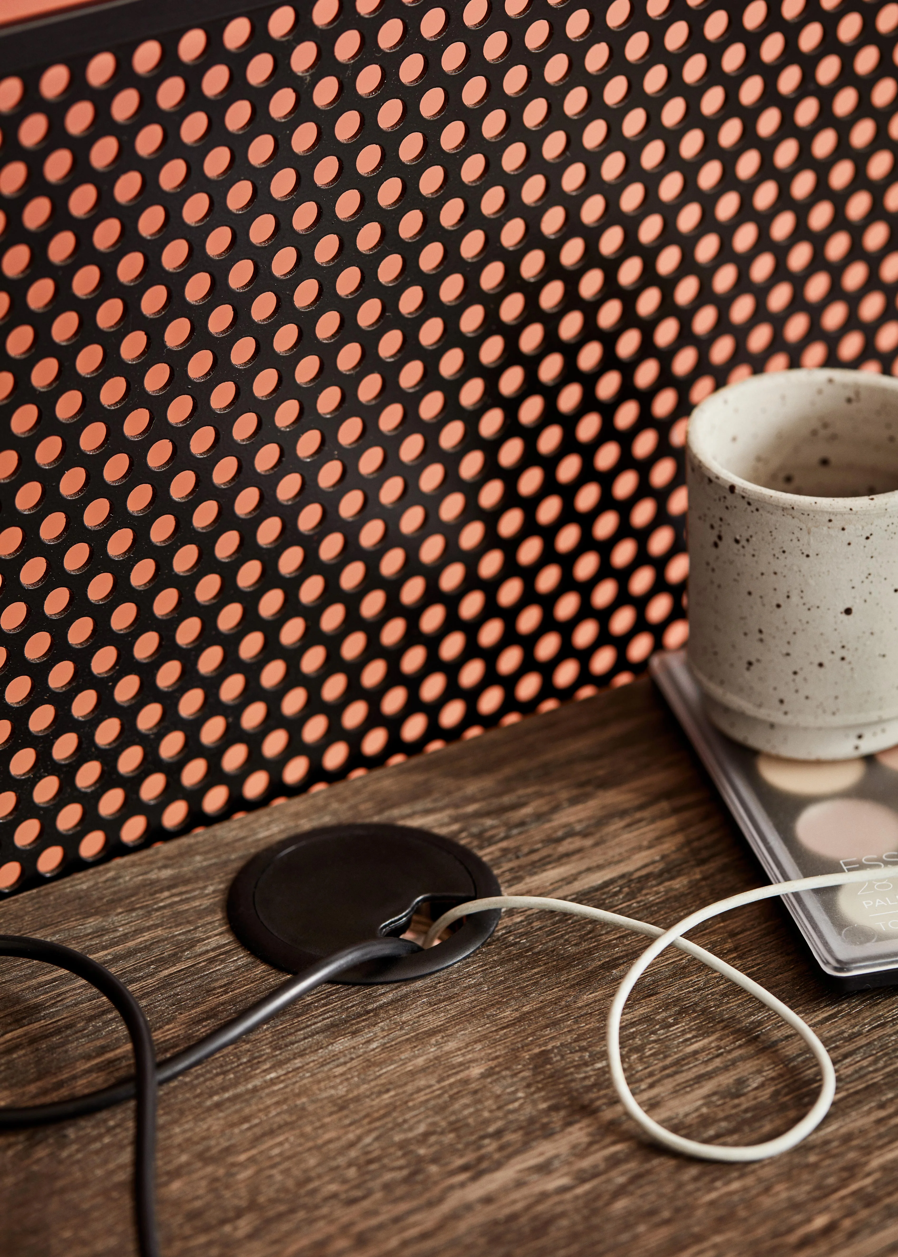 Shelter work desk - Image 17