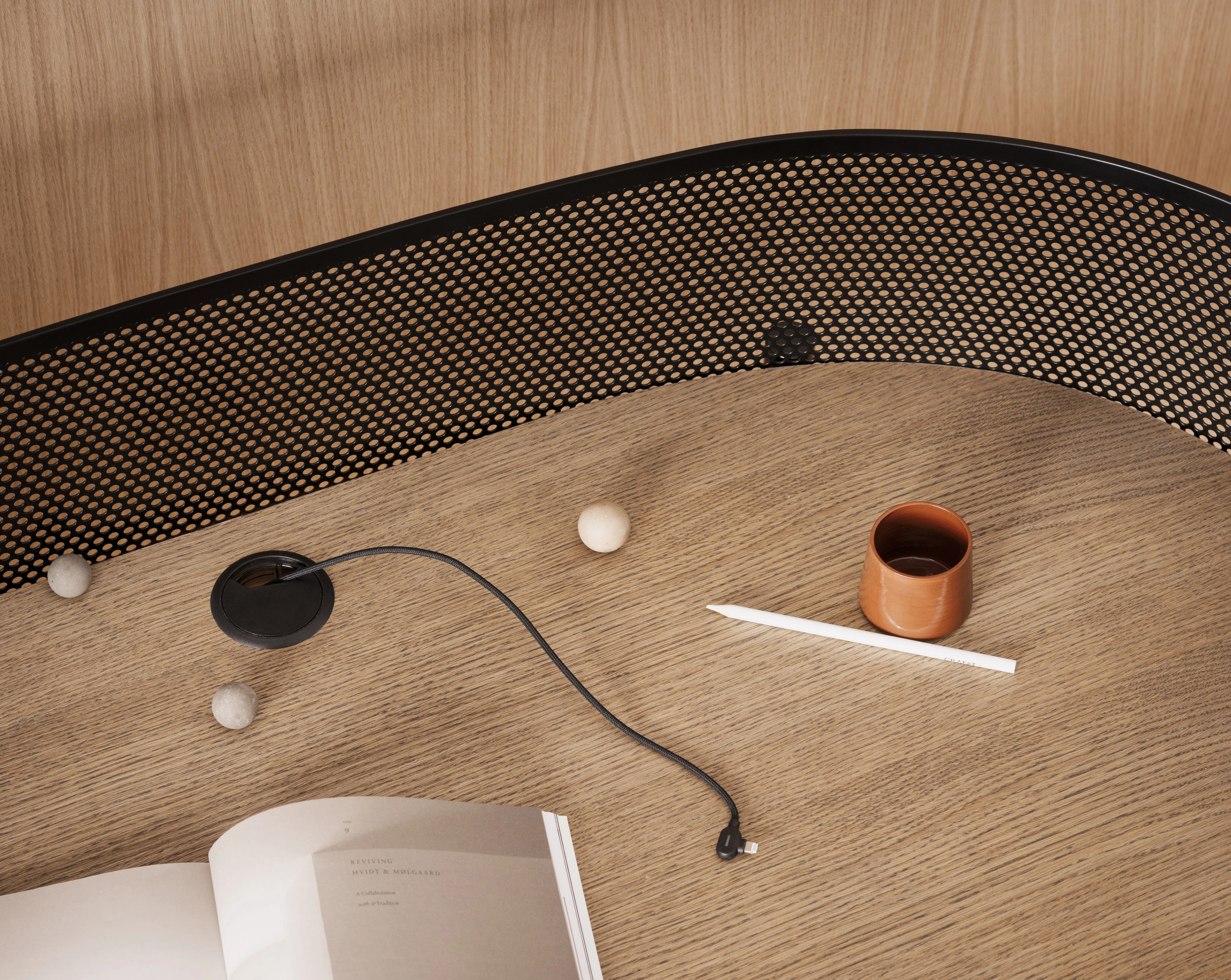 Shelter work desk - Image 6